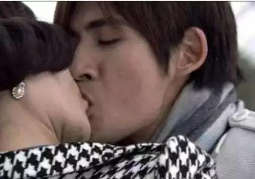 爱情睡醒了吻戏视频,爱情睡醒吻戏浪漫重现