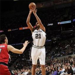 邓肯打板投篮视频